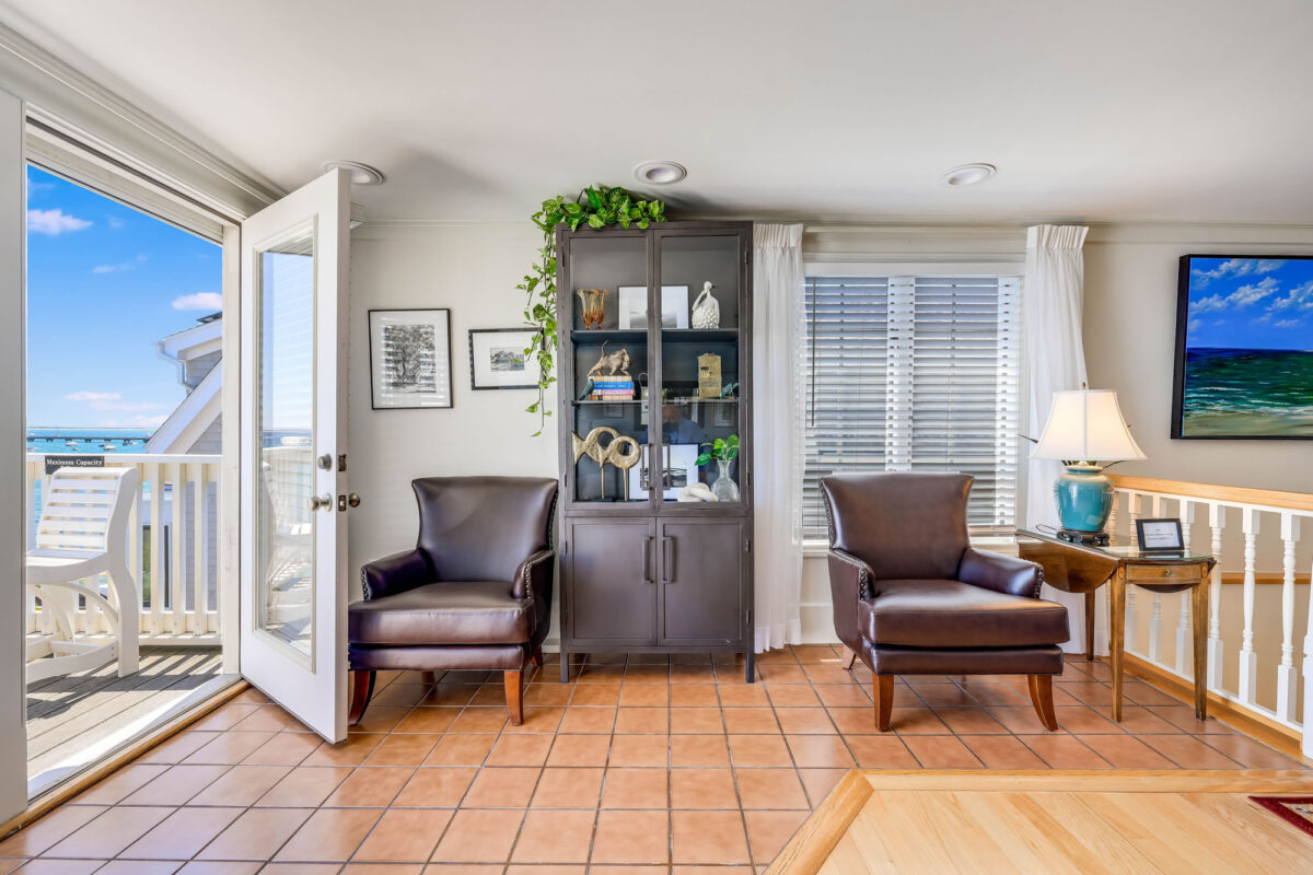 dyers-beach-house-waterfront-apartment-provincetown-cape-cod-room-i