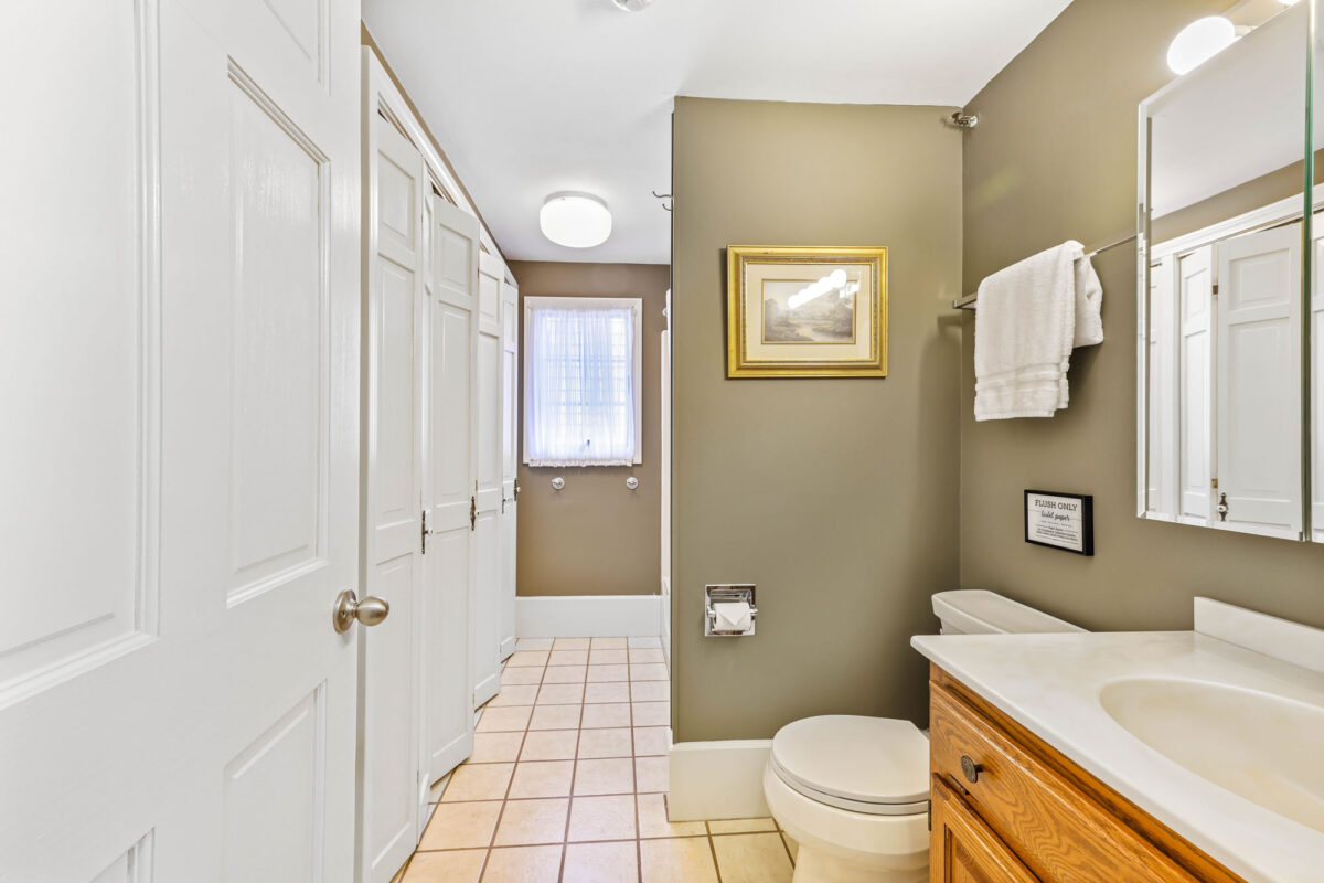 dyers-beach-house-waterfront-apartment-provincetown-cape-cod-room-n