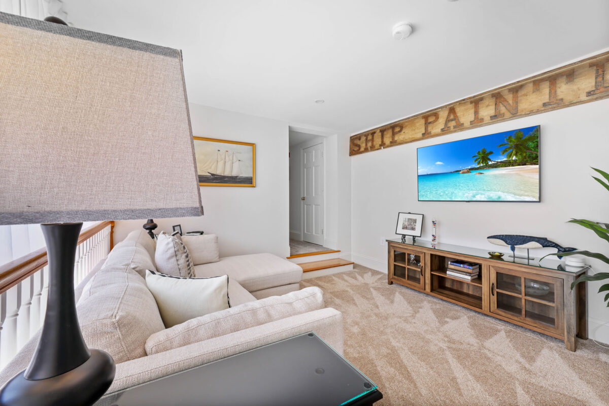 dyers-beach-house-waterfront-apartment-provincetown-cape-cod-room-q
