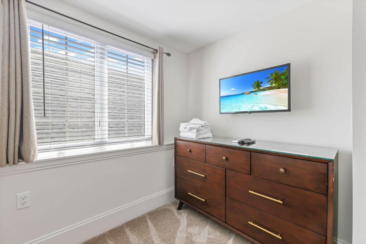 dyers-beach-house-waterfront-apartment-provincetown-cape-cod-room-t